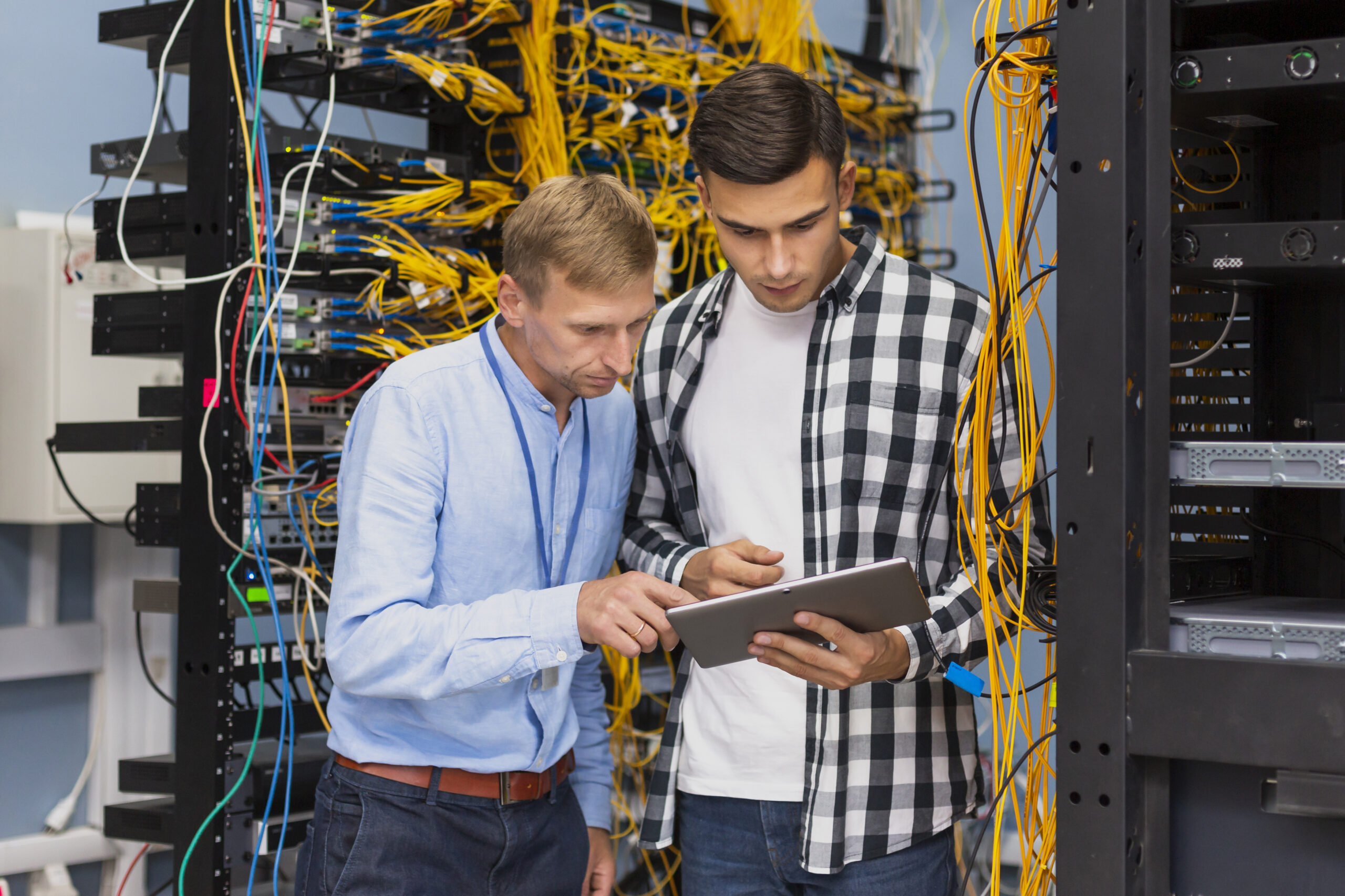 Comparing HPE server distributors in Russia based on availability, pricing, and support